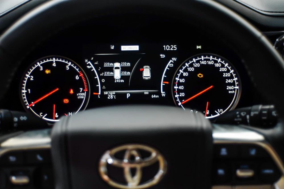 Đồng hồ hiển thị lớn trên Toyota Land Cruiser LC300 2025