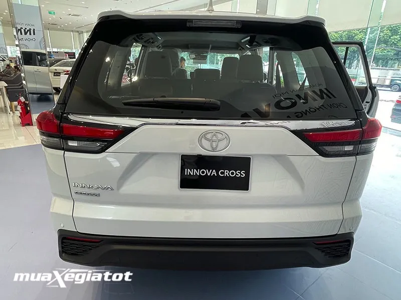 Phần đuôi xe nổi bật với cụm đèn hậu LED giống với người đàn anh RAV4