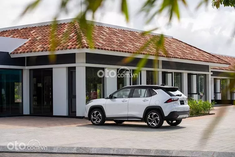 Vẻ nam tính đậm chất SUV của Toyota Yaris Cross khi nhìn từ bên hông